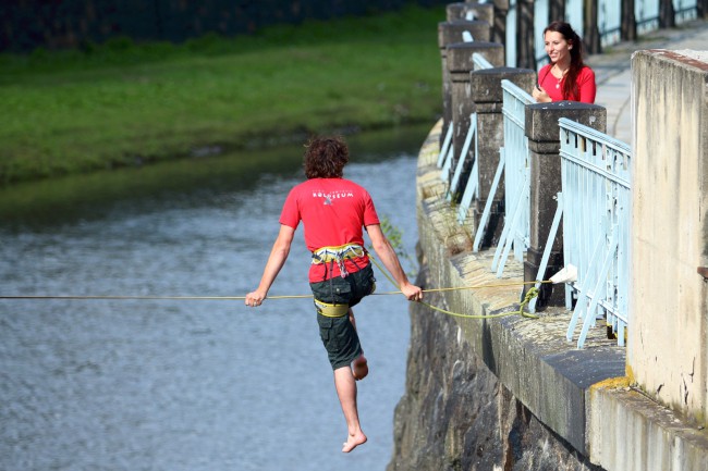 Slackline na náplavce, řeka Radbuza, Plzeň