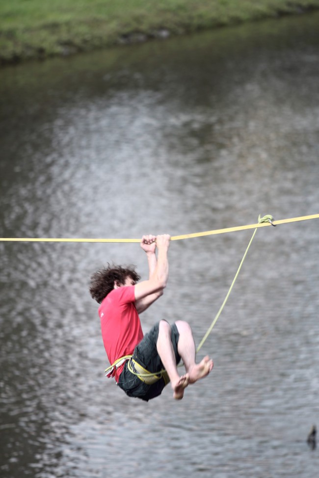 Slackline na náplavce, řeka Radbuza, Plzeň