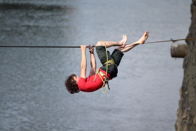 Slackline na náplavce, řeka Radbuza, Plzeň