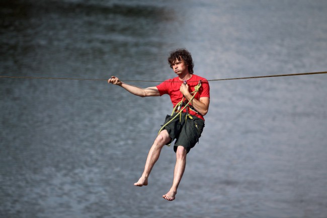 Slackline na náplavce, řeka Radbuza, Plzeň