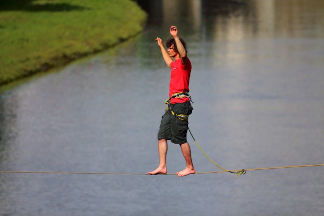 Slackline na náplavce, řeka Radbuza, Plzeň