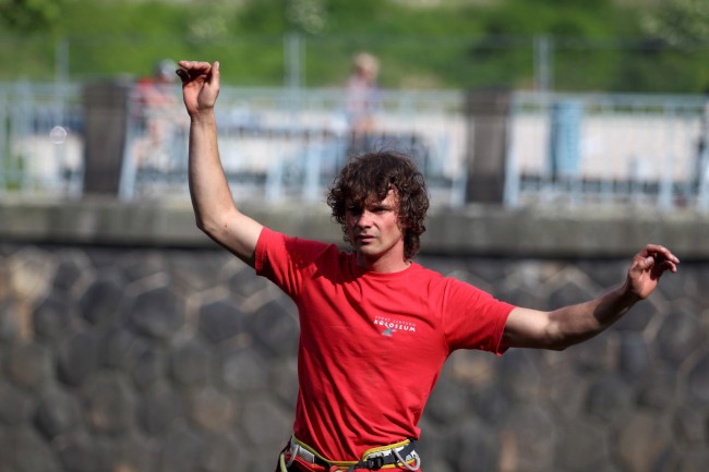 Slackline na náplavce, řeka Radbuza, Plzeň