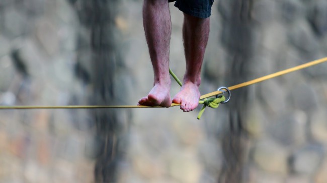 Slackline na náplavce, řeka Radbuza, Plzeň