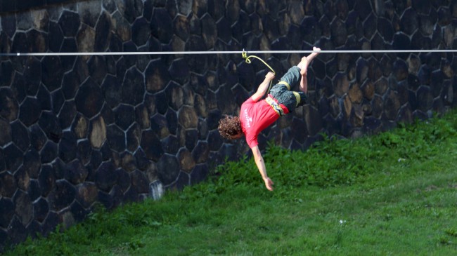 Slackline na náplavce, řeka Radbuza, Plzeň