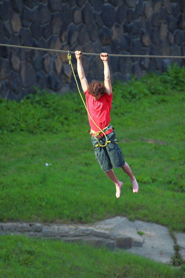 Slackline na náplavce, řeka Radbuza, Plzeň