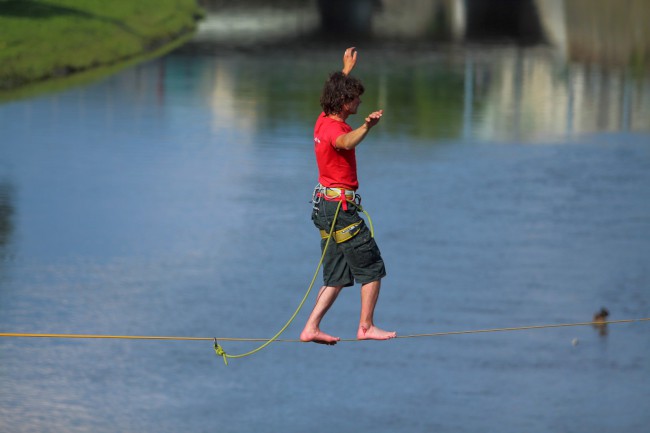 Slackline na náplavce, řeka Radbuza, Plzeň