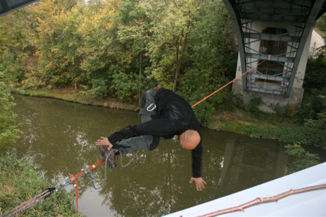 Highline - slackline projekt pod Tyršovým mostem v Plzni