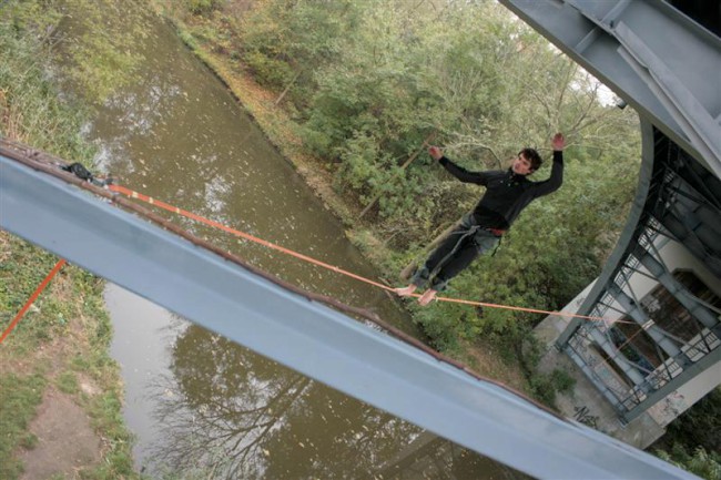 Highline - slackline projekt pod Tyršovým mostem v Plzni