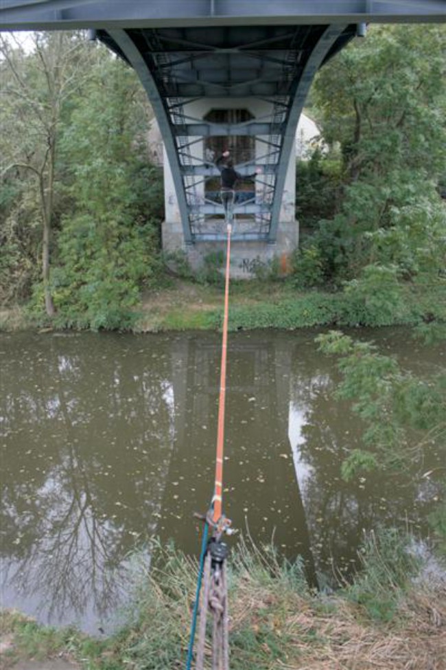 Highline - slackline projekt pod Tyršovým mostem v Plzni