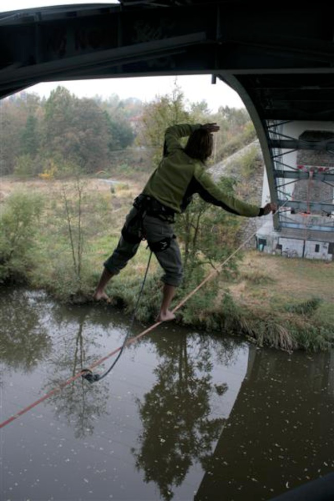 Highline - slackline projekt pod Tyršovým mostem v Plzni