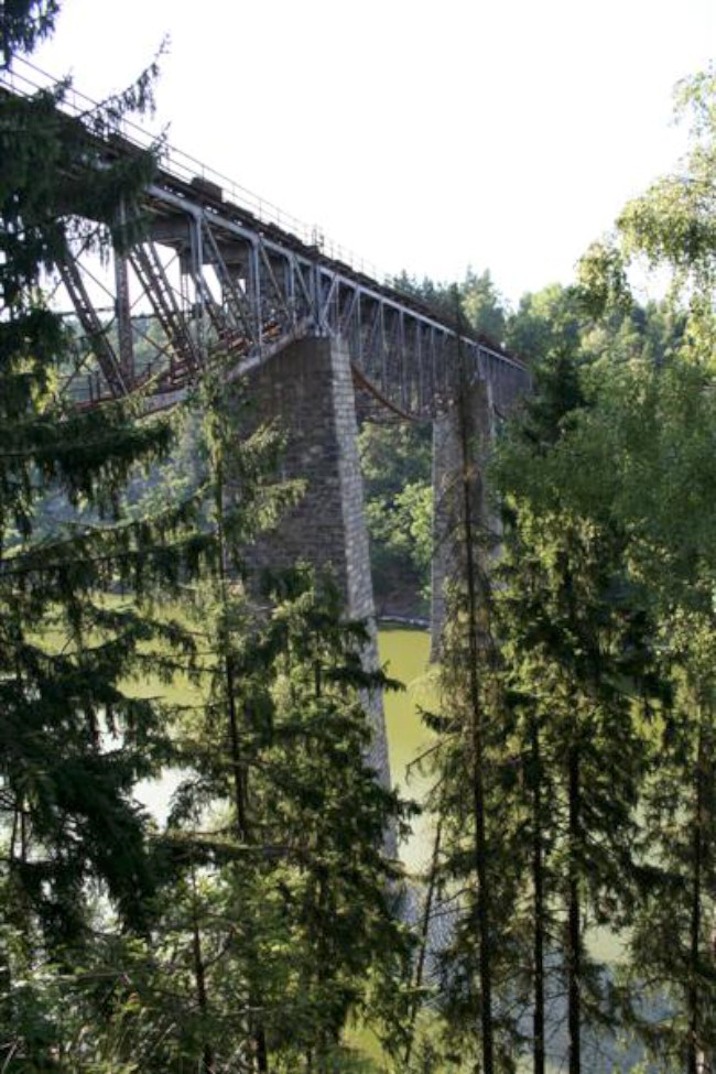 Kienova houpačka, Pňovanský železniční most na přehradě Hracholusky