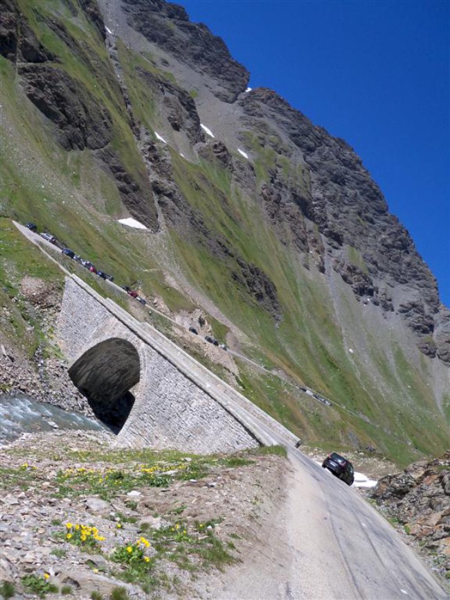 Přejezd průsmyku Col de I'Iseran (2770 m), Route des Grandes Alpes, Francie