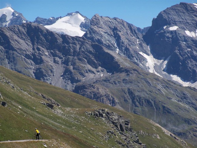 Přejezd průsmyku Col de I'Iseran (2770 m), Route des Grandes Alpes, Francie