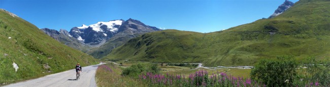 Přejezd průsmyku Col de I'Iseran (2770 m), Route des Grandes Alpes, Francie