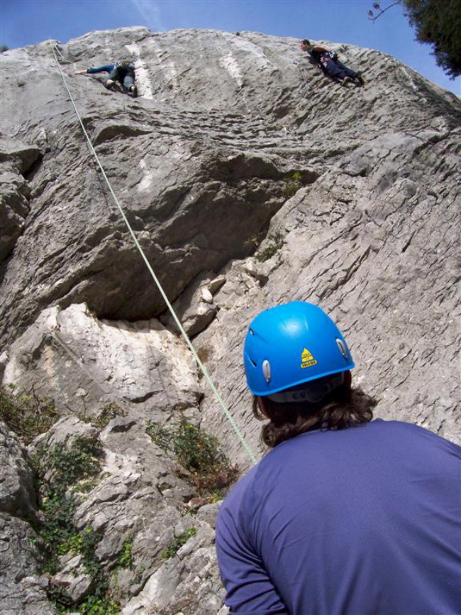 Lezení ve sportovní lezecké oblasti Belvedere, Arco, Itálie