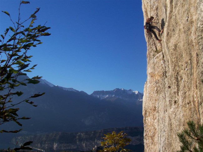 Lezení ve sportovní lezecké oblasti Nago, Arco, Itálie