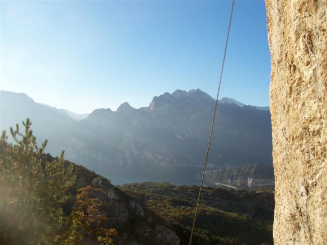 Lezení ve sportovní lezecké oblasti Nago, Arco, Itálie