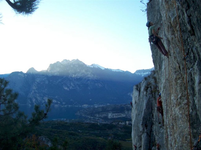 Lezení ve sportovní lezecké oblasti Nago, Arco, Itálie