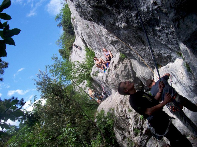 Lezení ve sportovní oblasti Muro Dell'Asino, Arco, Itálie