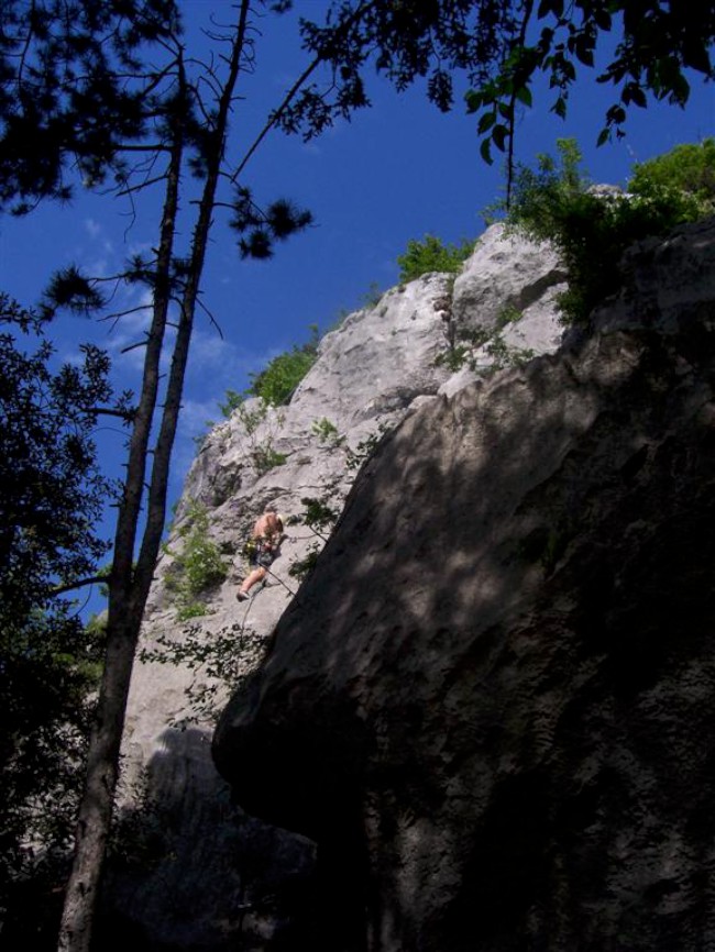 Lezení ve sportovní oblasti Muro Dell'Asino, Arco, Itálie