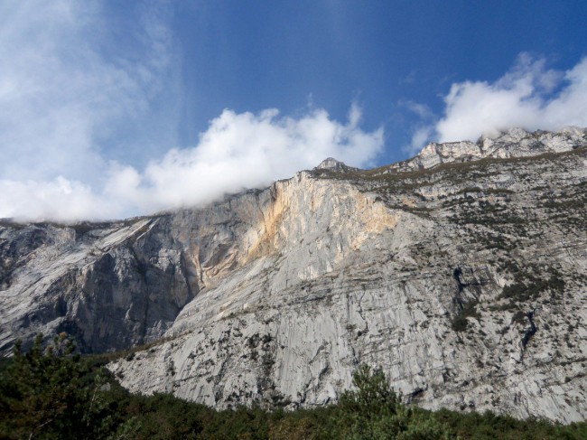 Lezení v lezecké oblasti Parete zebrata, settore sportivo, Monte Brento, Arco, Lago di Garda, Itálie