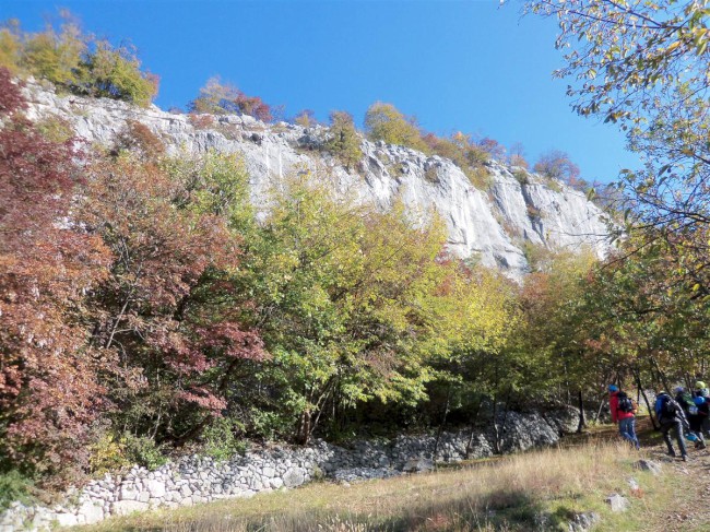 Lezení ve sportovní lezecké oblasti Crosano, Rovereto, Arco, Lago di Garda, Itálie