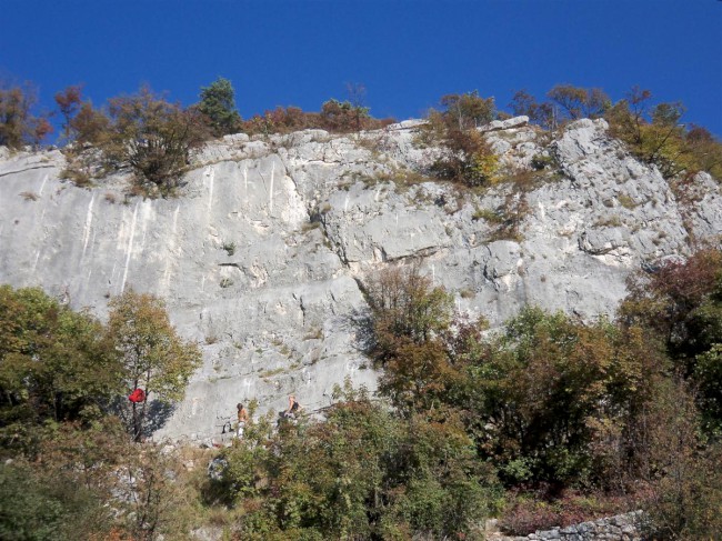 Lezení ve sportovní lezecké oblasti Crosano, Rovereto, Arco, Lago di Garda, Itálie
