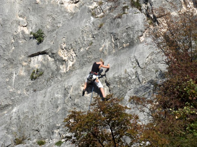 Lezení ve sportovní lezecké oblasti Crosano, Rovereto, Arco, Lago di Garda, Itálie