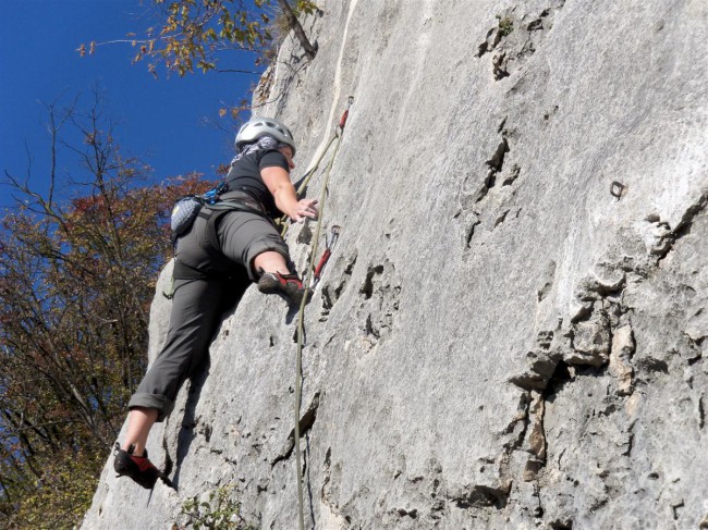Lezení ve sportovní lezecké oblasti Crosano, Rovereto, Arco, Lago di Garda, Itálie