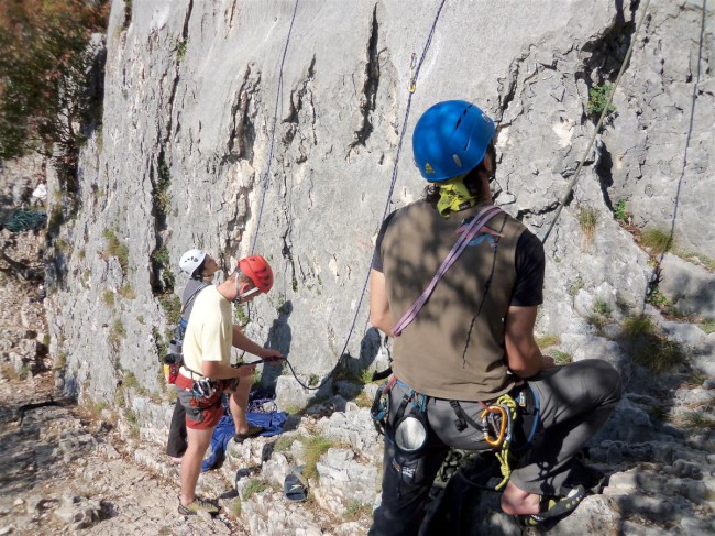 Lezení ve sportovní lezecké oblasti Crosano, Rovereto, Arco, Lago di Garda, Itálie