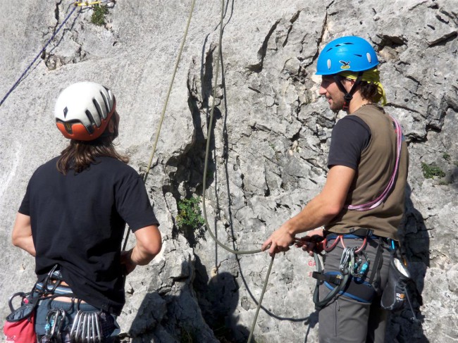 Lezení ve sportovní lezecké oblasti Crosano, Rovereto, Arco, Lago di Garda, Itálie