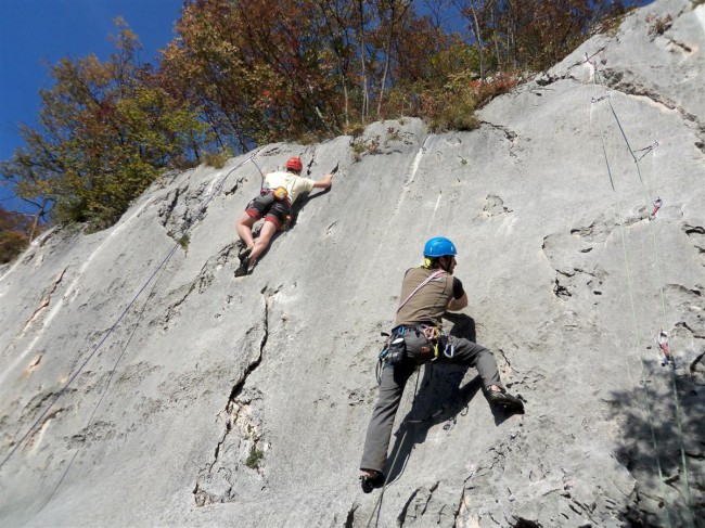 Lezení ve sportovní lezecké oblasti Crosano, Rovereto, Arco, Lago di Garda, Itálie