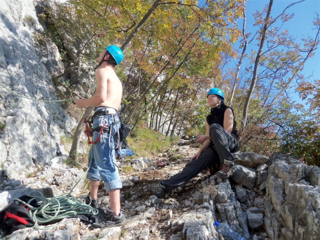 Lezení ve sportovní lezecké oblasti Crosano, Rovereto, Arco, Lago di Garda, Itálie
