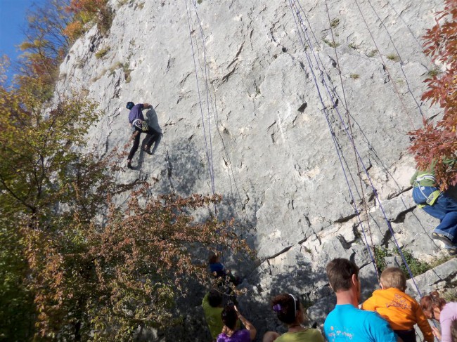 Lezení ve sportovní lezecké oblasti Crosano, Rovereto, Arco, Lago di Garda, Itálie