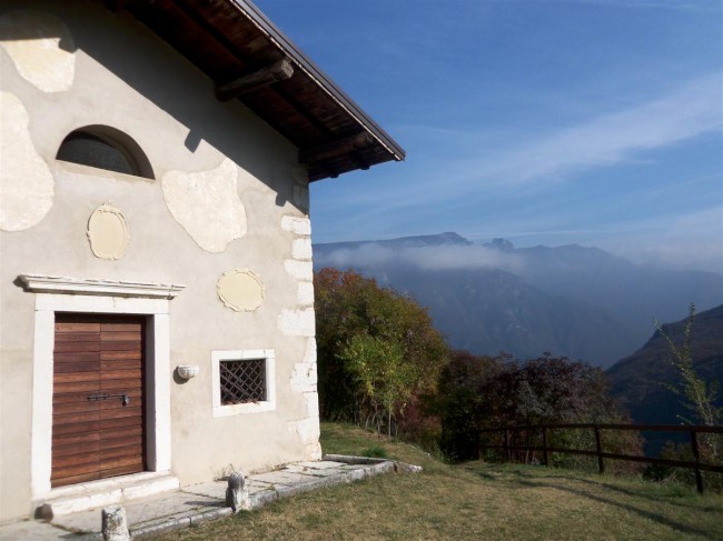 Lezení ve sportovní lezecké oblasti Crosano, Rovereto, Arco, Lago di Garda, Itálie