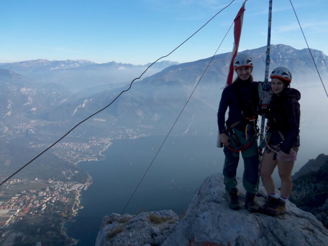 Sestup z vrcholu Cima SAT (1270m), zajištěná cesta via ferrata Via dell Amicizia, Riva del Garda, Arco, Lago di Garda, Itálie