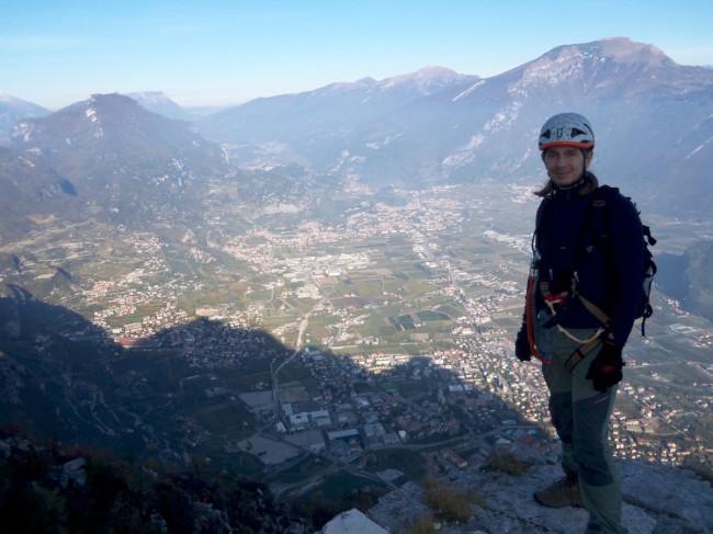 Sestup z vrcholu Cima SAT (1270m), zajištěná cesta via ferrata Via dell Amicizia, Riva del Garda, Arco, Lago di Garda, Itálie