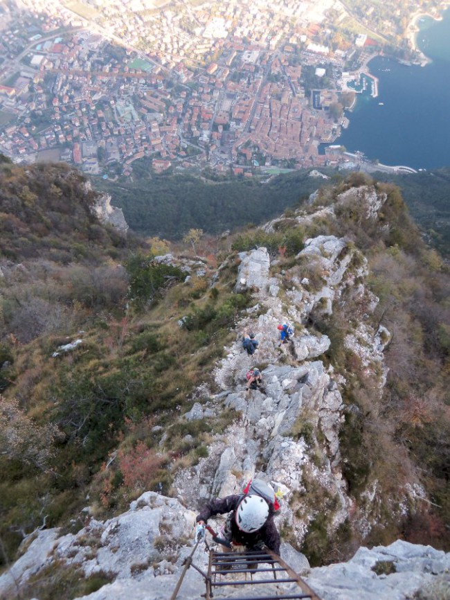 Sestup z vrcholu Cima SAT (1270m), zajištěná cesta via ferrata Via dell Amicizia, Riva del Garda, Arco, Lago di Garda, Itálie