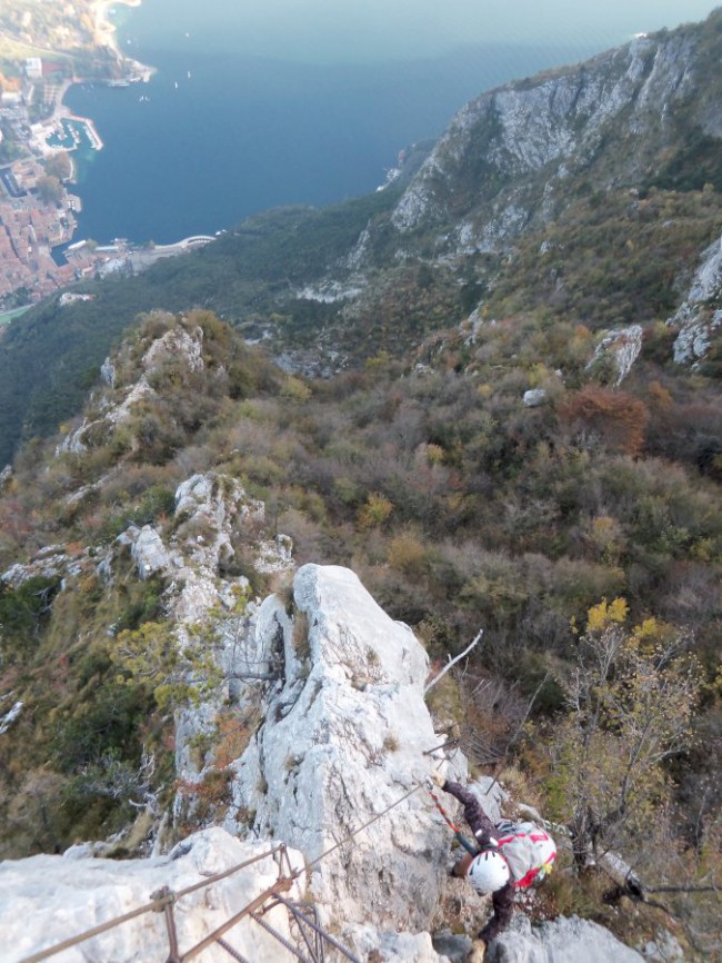 Sestup z vrcholu Cima SAT (1270m), zajištěná cesta via ferrata Via dell Amicizia, Riva del Garda, Arco, Lago di Garda, Itálie