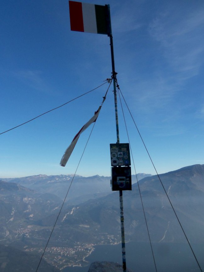 Sestup z vrcholu Cima SAT (1270m), zajištěná cesta via ferrata Via dell Amicizia, Riva del Garda, Arco, Lago di Garda, Itálie