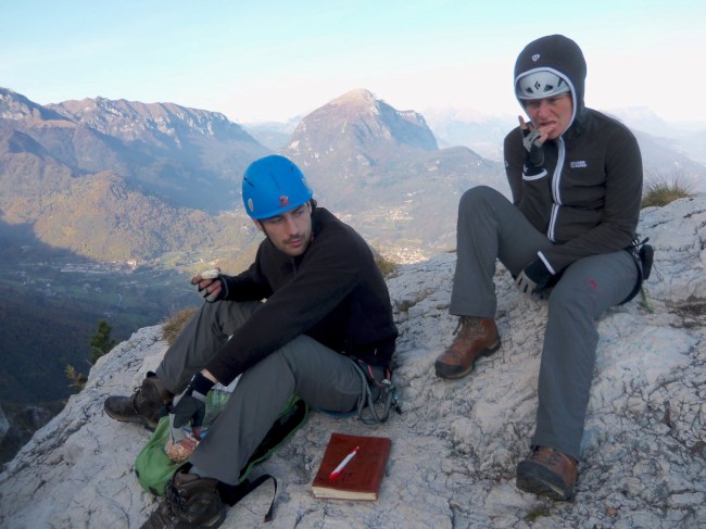 Sestup z vrcholu Cima SAT (1270m), zajištěná cesta via ferrata Via dell Amicizia, Riva del Garda, Arco, Lago di Garda, Itálie