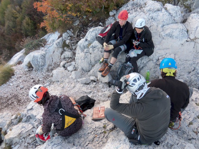 Sestup z vrcholu Cima SAT (1270m), zajištěná cesta via ferrata Via dell Amicizia, Riva del Garda, Arco, Lago di Garda, Itálie