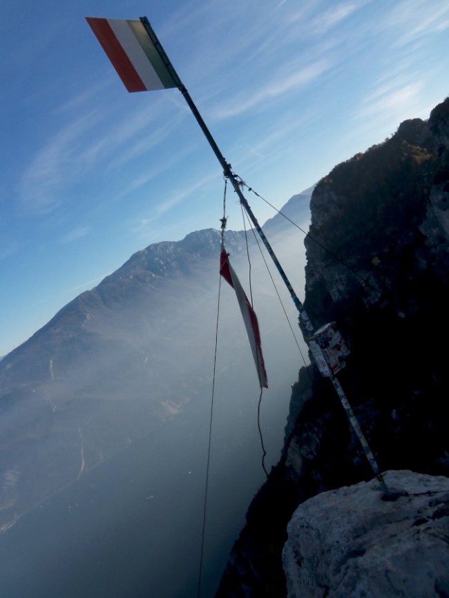 Sestup z vrcholu Cima SAT (1270m), zajištěná cesta via ferrata Via dell Amicizia, Riva del Garda, Arco, Lago di Garda, Itálie