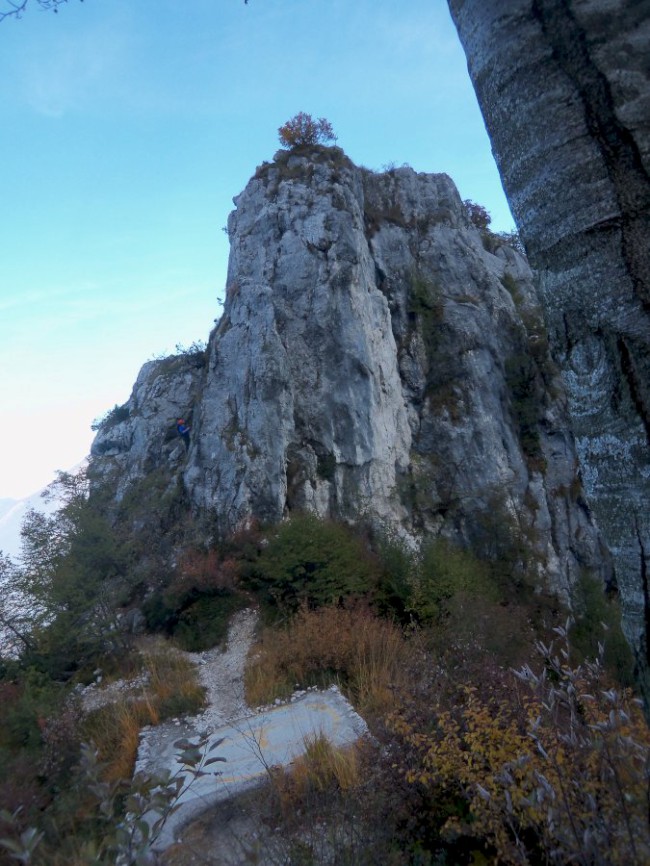 Sestup z vrcholu Cima SAT (1270m), zajištěná cesta via ferrata Via dell Amicizia, Riva del Garda, Arco, Lago di Garda, Itálie