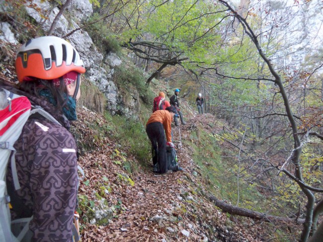 Sestup z vrcholu Cima SAT (1270m), zajištěná cesta via ferrata Via dell Amicizia, Riva del Garda, Arco, Lago di Garda, Itálie