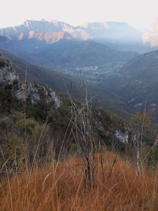 Sestup z vrcholu Cima SAT (1270m), zajištěná cesta via ferrata Via dell Amicizia, Riva del Garda, Arco, Lago di Garda, Itálie