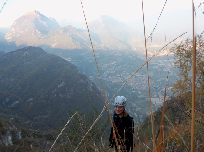 Sestup z vrcholu Cima SAT (1270m), zajištěná cesta via ferrata Via dell Amicizia, Riva del Garda, Arco, Lago di Garda, Itálie