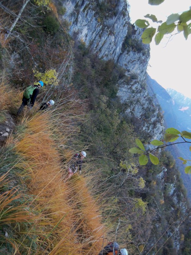 Sestup z vrcholu Cima SAT (1270m), zajištěná cesta via ferrata Via dell Amicizia, Riva del Garda, Arco, Lago di Garda, Itálie