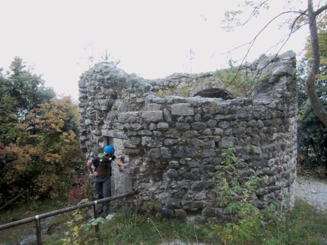 Sestup z vrcholu Cima SAT (1270m), zajištěná cesta via ferrata Via dell Amicizia, Riva del Garda, Arco, Lago di Garda, Itálie