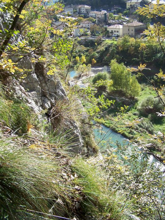 Lezení neznámé vícedélkové cesty v Sarche, Arco, Itálie